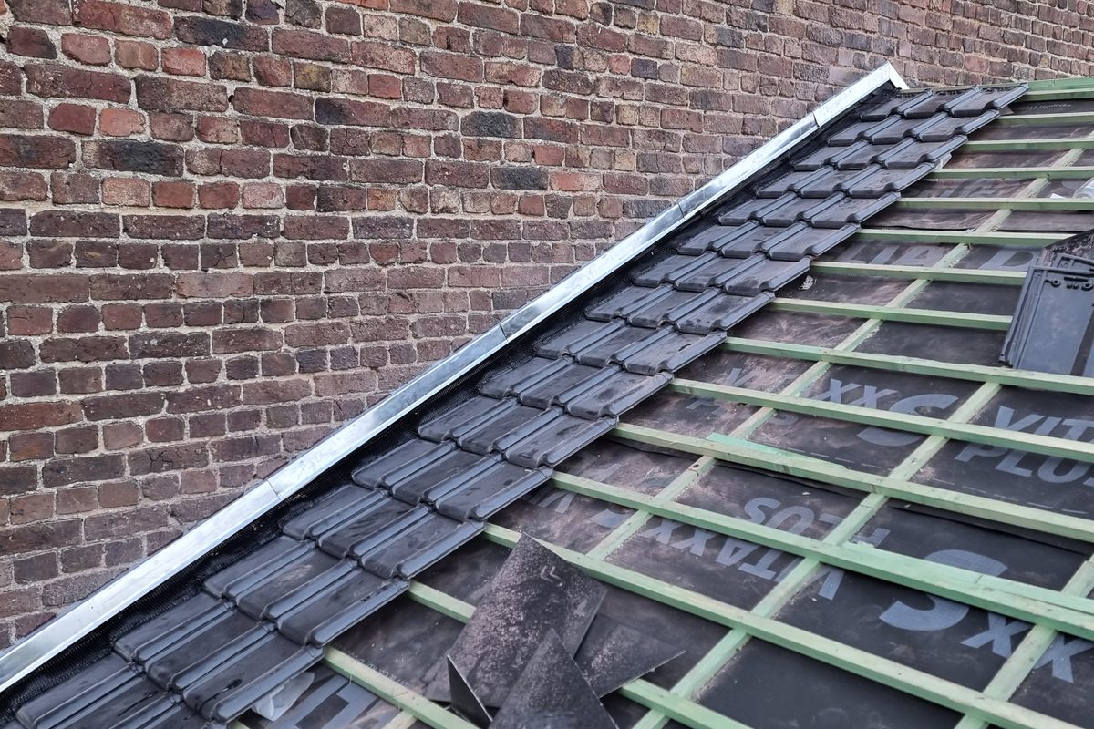 Zinken dakrand en aansluiting op een hellend dak